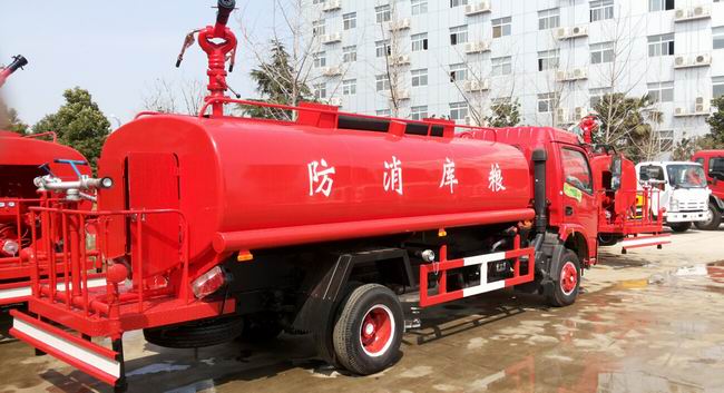 東風(fēng)大多利卡消防水車(6-8T)一車兩用,即可用作消防車,同時(shí)用于綠化灑水車,是一款多功能型消防車。消防車功能:該車安裝了后置式消防泵,工作壓力在1.0 Mpa,在發(fā)生為災(zāi)時(shí)啟動(dòng)消防泵,關(guān)閉灑水功能閥門(mén),操作消防炮,射程達(dá)45米以上,消防炮流量大,射程遠(yuǎn),即可滅火。